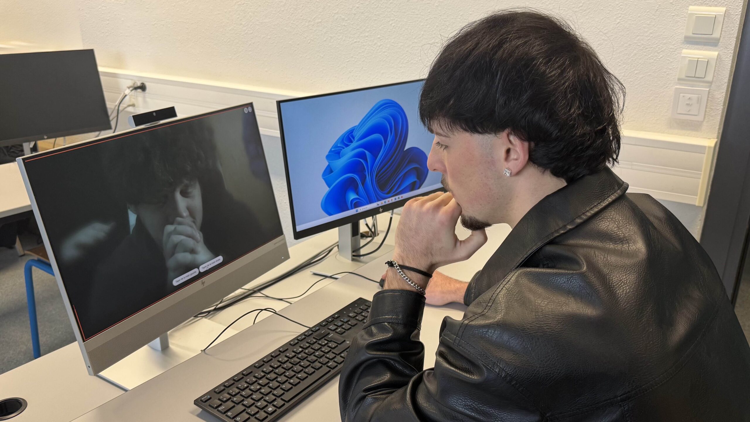 Une personne regardant une vidéo interactive